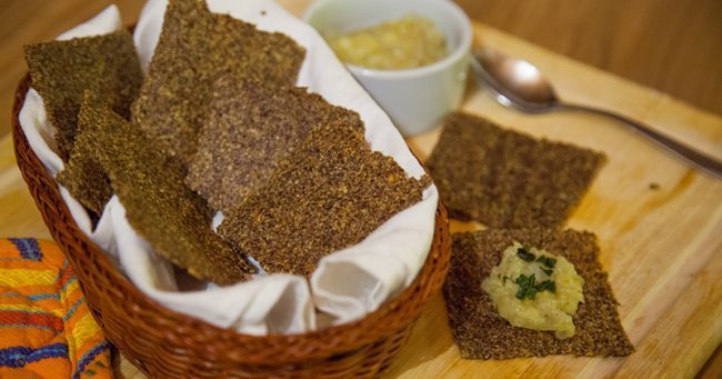 Crackers di farina di semi di lino, mandorle e paprika: ricetta naturale
